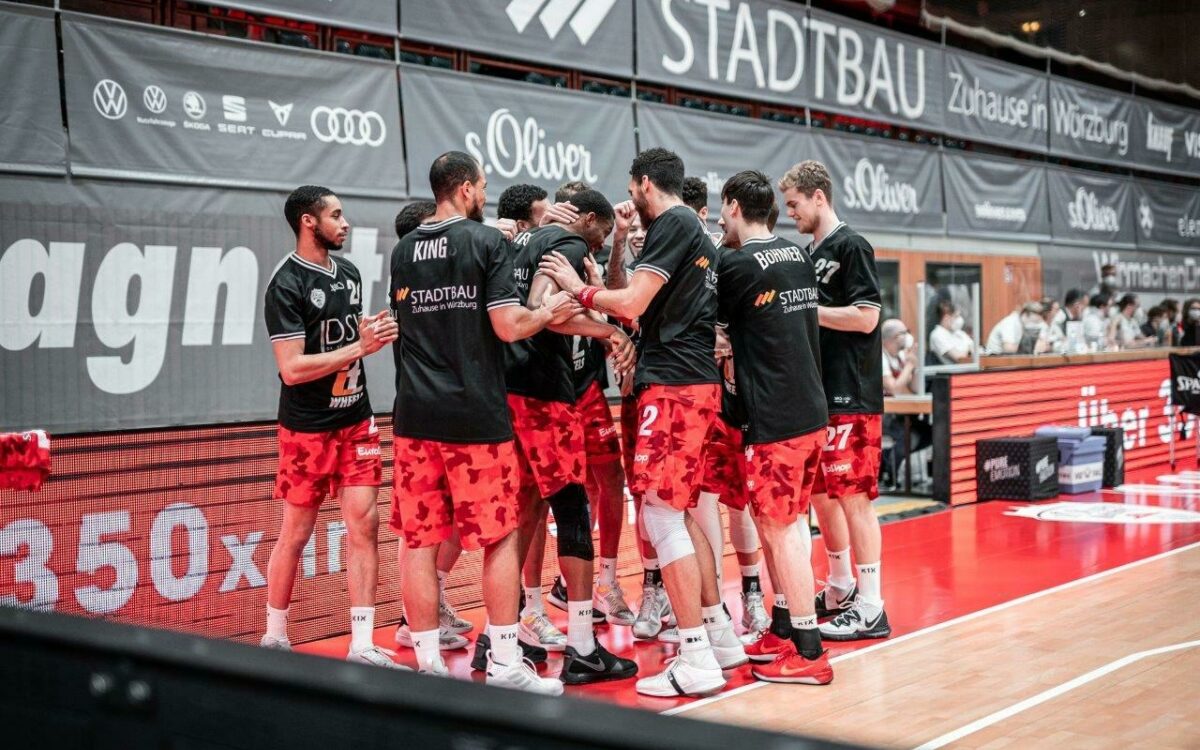 SOW s Oliver Würzburg Mannschaft vor der Bank Heimspiel Saison 20 21 SOW s Oliver Würzburg Mannschaft vor der Bank Heimspiel Saison 20 21